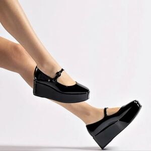 🖤🔹️Larroude 🔹️black patent Leather Blair Platform Wedge Heels